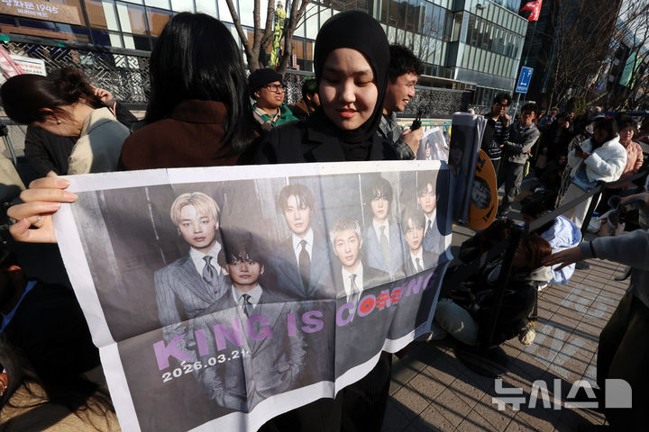 '팬심저격' 팬들사이 굿즈 된 호외 [뉴시스Pic]