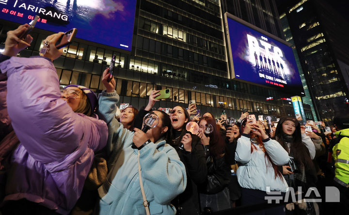 보랏빛으로 물든 광화문…넷플릭스 켠 아미들도 '떼창' [뉴시스Pic]