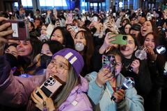 보랏빛으로 물든 광화문…넷플릭스 켠 아미들도 '떼창'[BTS 컴백]