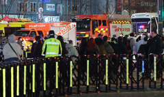 뒷모습까지 빛났다…아미들 '쓰레기' 챙기며 질서있는 귀가[BTS 컴백]