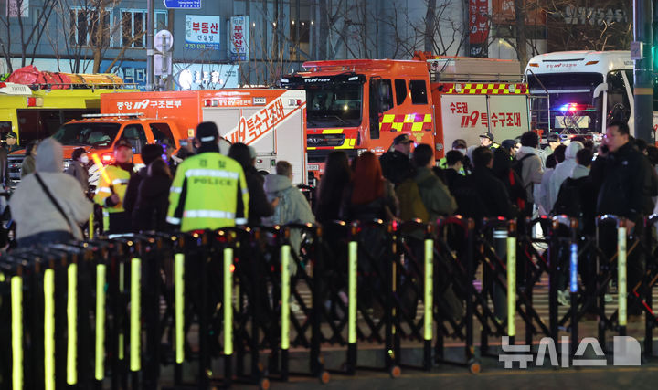 뒷모습까지 빛났다…아미들 '쓰레기' 챙기며 질서있는 귀가[BTS 컴백]