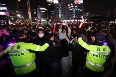 큰 사고 없이 마무리…하객 경찰버스·가스총 적발 해프닝(종합)[BTS 컴백]