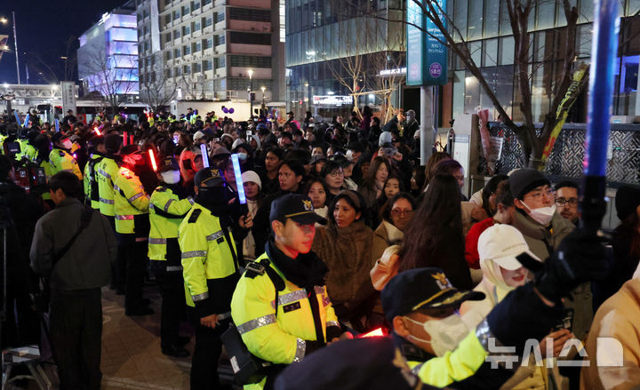 "과잉대응" vs "사고예방"…BTS 인파 예측 논란