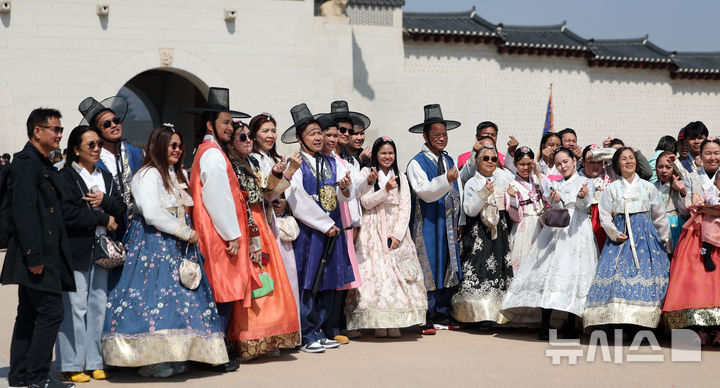 휴일, 예년보다 포근한 봄 날씨 이어져, 해 지고 나면 금세 쌀쌀해져 큰 일교차 주의 [뉴시스Pic]