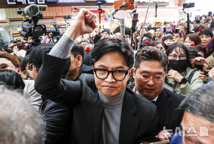 한동훈 전 국민의힘 대표, 서울 경동시장 찾아 연설 '재보궐 선거 출마 전망' [뉴시스Pic]