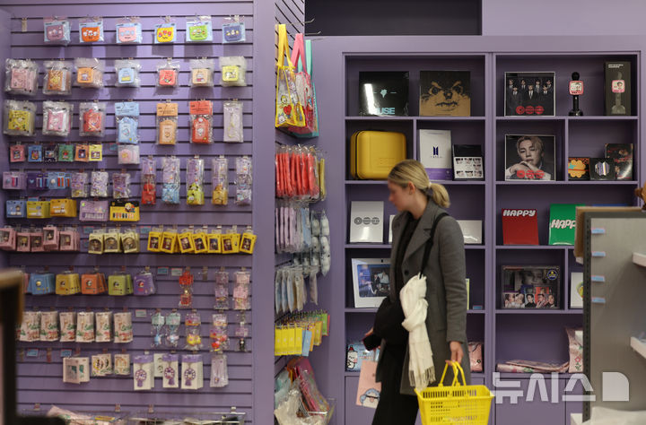 방탄소년단(BTS) 컴백 공연 계기, 서울 광화문과 명동 일대 유통가 특수 [뉴시스Pic]