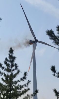 영덕 풍력발전기 화재 진화중…1명 사망·2명 연락두절(종합)