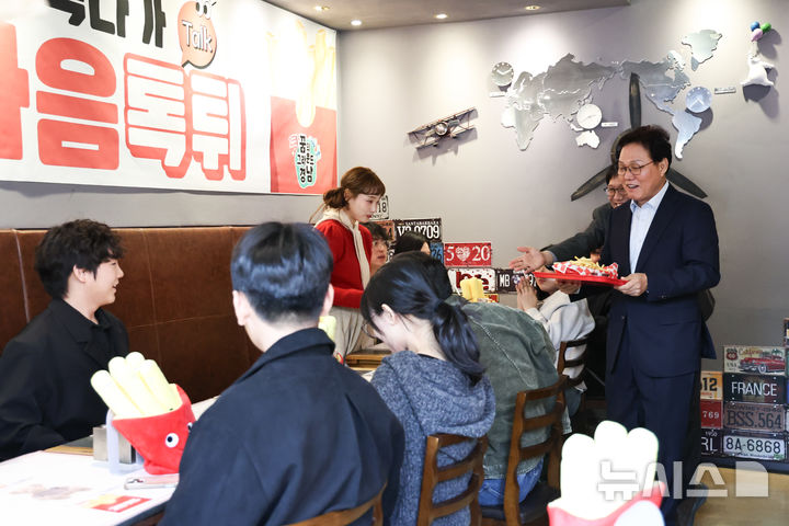 박완수 경남 지사, 햄버거 매장서 청년들과 정책 소통