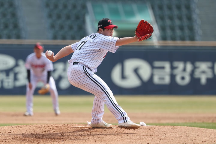 '볼넷 악몽' 되살아난 LG…개막 코앞인데 헐거운 뒷문 어쩌나