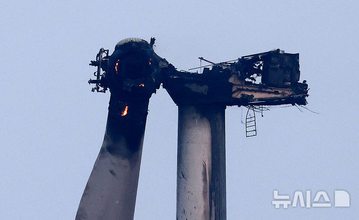 영덕 풍력발전기 화재로 번진 산불 진화 완료