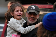 이스라엘 공습 이후 울음 터트린 레바논 소녀