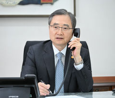 조현, 이란 외교장관과 통화하고 특사 파견키로…"호르무즈 우리 선박 항행 신속 재개 강조"