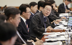 이 대통령 "출퇴근 시간 노인 대중교통 무료 이용 제한 연구해 보라"