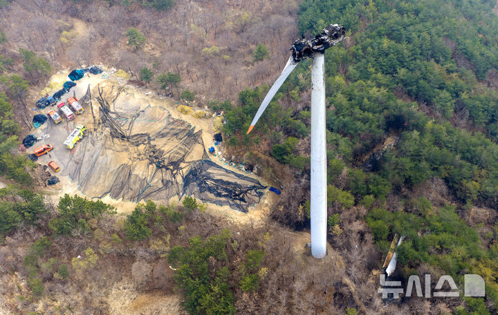 까맣게 탄 영덕 풍력발전기… 화재로 3명 사망 [뉴시스Pic]