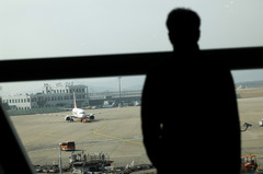 [단독]유류할증료 3배 '껑충'…손 놓았던 정부, 항공사 지원 검토로 선회