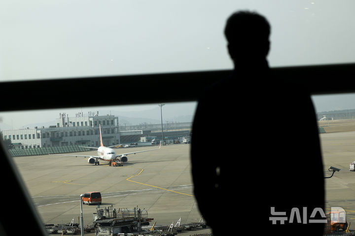 유류할증료 3배 '껑충'…손 놓았던 정부, 항공사 지원 검토로 선회