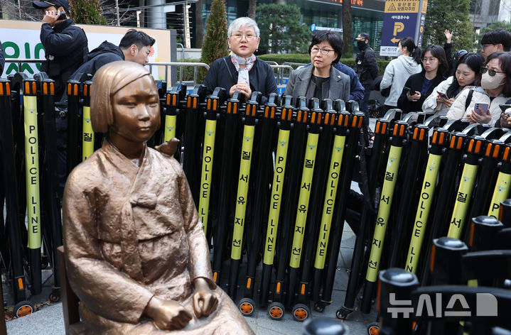 소녀상, 오늘 6년 만에 철창 밖으로 나온다