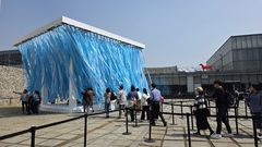 BTS ‘스윔’에 물든 국립현대미술관 마당…'아미' 성지 순례