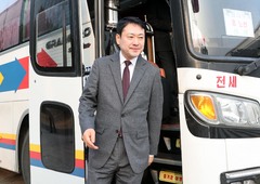 '승용차 5부제 시행' 장동혁, 국회 통근버스 타고 출근 [뉴시스Pic]