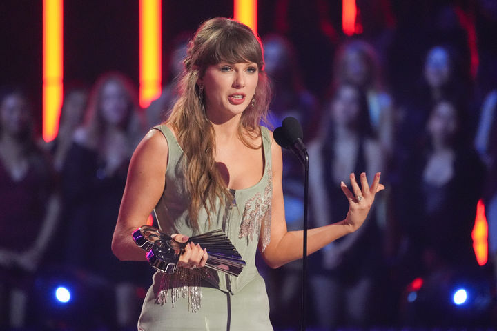 수상소감 말하는 테일러 스위프트