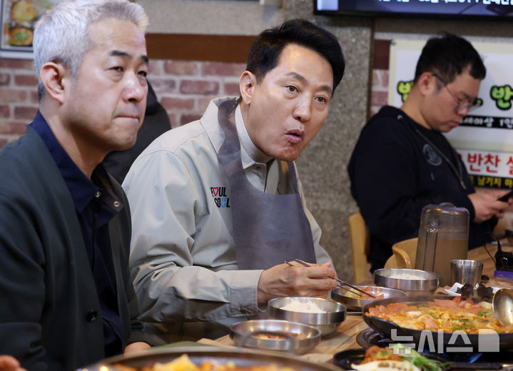 오세훈 시장, 소상공인 음식점 찾아 민생 현장 애로사항 청취 [뉴시스Pic]