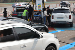 결국 열린 '기름값 2000원' 시대…오늘부터 슬슬 체감한다