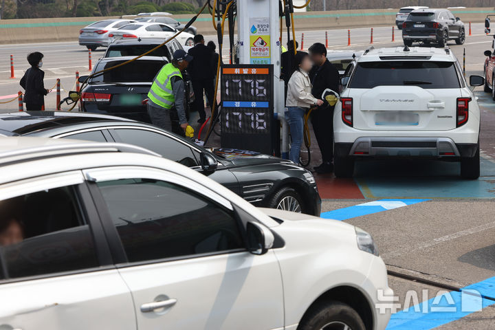 결국 열린 '기름값 2000원' 시대…오늘부터 슬슬 체감한다
