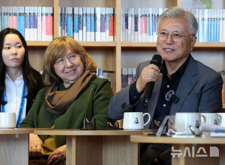 '책방지기' 문재인 "작가, 전쟁의 참상 보여주고 평화 의지 북돋아줬으면" [뉴시스Pic]