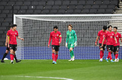 0-4 패배, 고개 숙인 한국 선수들