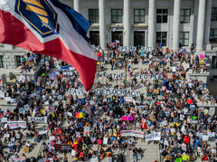 트럼프 “30일부터 20척 호르무즈 통과…이란과 만남 잘 진행” 