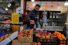 주스 만들며 손님 기다리는 이란 상인