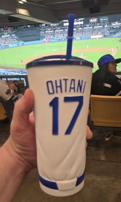 비싸다고 욕먹던 '11만원 오타니 컵'…고가에 되팔기 거래