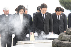 제주 4.3 평화공원 참배하는이재명 대통령 내외