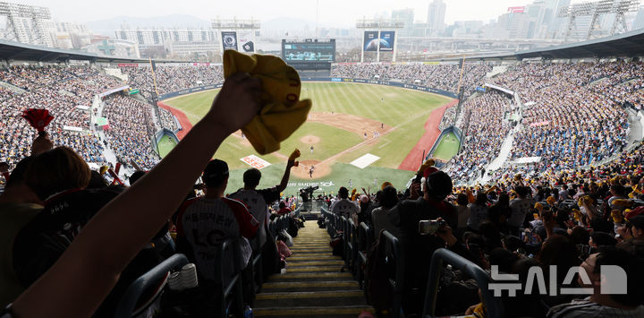 프로야구와 남자 배구, 각종 이슈 속에서 흥미로운 성과 기록