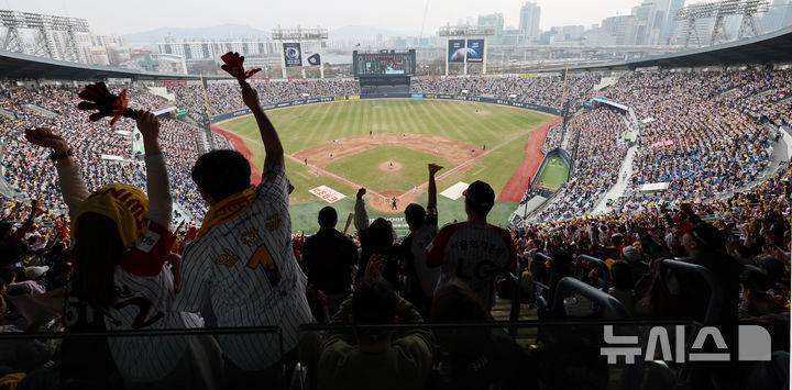 프로야구 주말 개막, 2년 연속 개막 2연전 전 구장 매진 [뉴시스Pic]