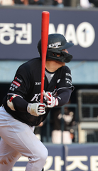 KT 김현수, 17시즌 연속 100안타 달성…역대 최초 '위업'