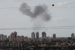 이란 미사일 파편에…이스라엘 공업지대 화재 "살충제 유출"