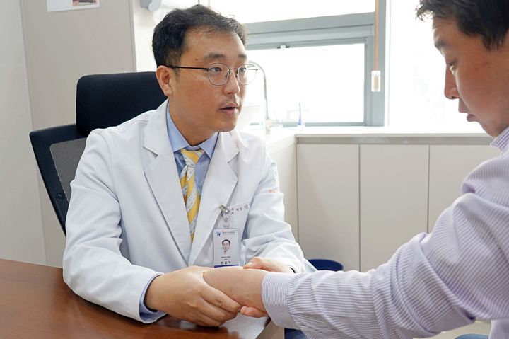 "아기 안아주다가 통증"…팔꿈치 아픈이유 따로 있었다