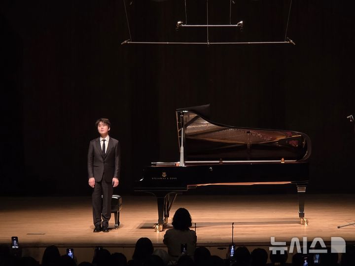 먹구름 뚫은 조성진의 타건…통영에 봄이 내렸다 