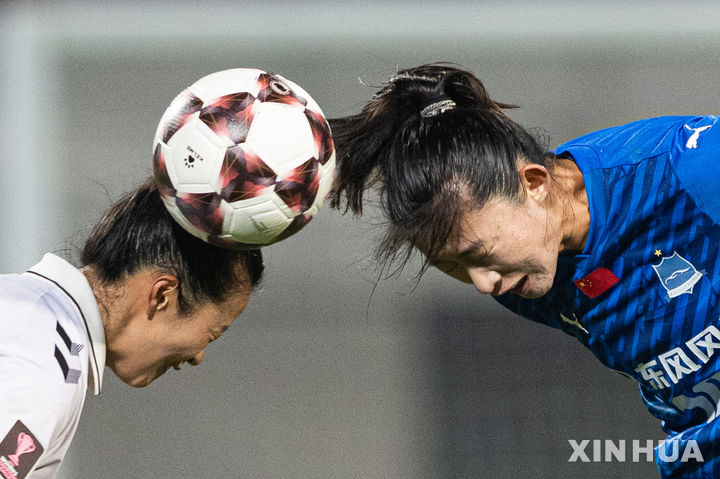 우한전 공중 볼 다투는 최유리