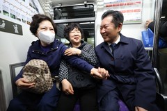 시민과 인사하는 정청래 대표