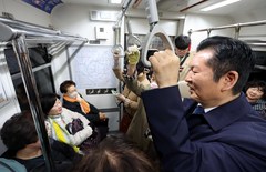 "월요일엔 대중교통 이용" 정청래, 지하철·버스 타고 국회 출근 [뉴시스Pic]