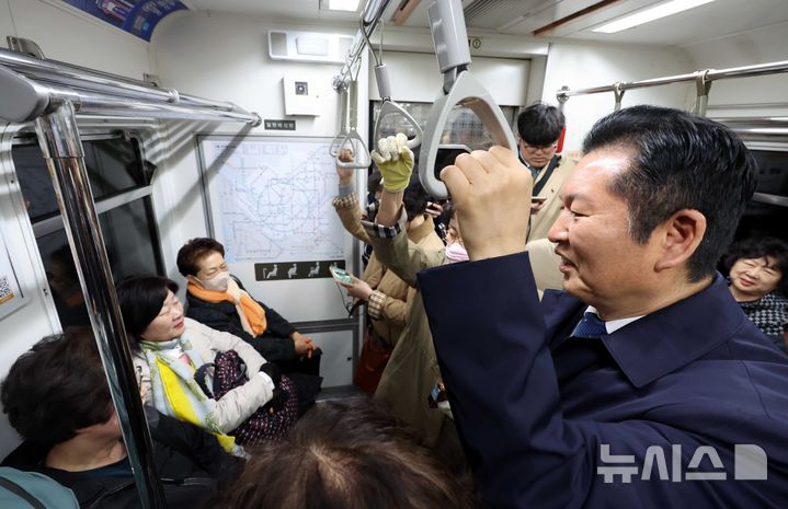 "월요일엔 대중교통 이용" 정청래, 지하철·버스 타고 국회 출근 [뉴시스Pic]