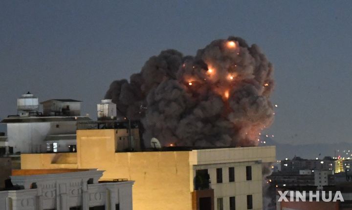 테헤란 건물들 사이로 치솟는 연기