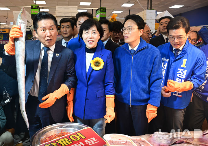 정청래, 서울시장 예비후보들과 노량진수산시장 찾아 [뉴시스Pic]