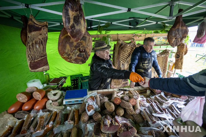봄 축제에서 소시지 판매하는 현지 주민들