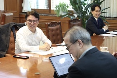 김 총리 "거시경제·금융시장 안정 최우선"…경제안보 태세 당부 