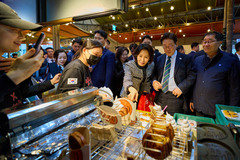 이 대통령, 제주동문시장 깜짝 방문…상품권 다 쓴 김 여사에 본인 몫 건네기도