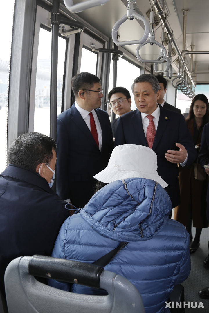 평양 도착한 여행객 맞는 왕야쥔 주북 중국대사