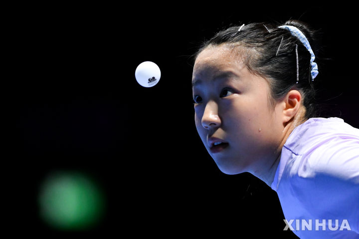 베리스트룀에게 서브하는 신유빈